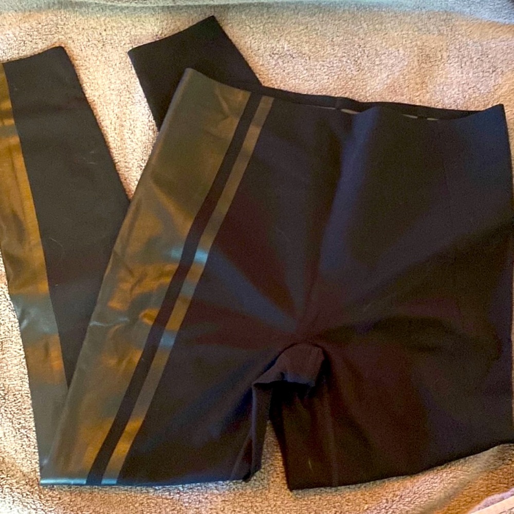 ❤️‍🔥 Spanx leggings w/ faux leather stripe